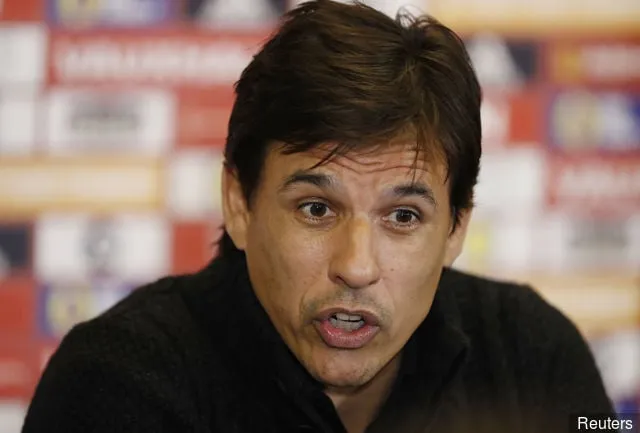 Wales-manager Chris Coleman under pressekonferansen' title=''Uerstattelig' Aaron Ramseys retur i Wales betyr en nervøs uke for Arsenal