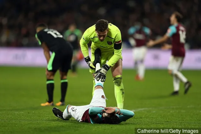 Adrian del West Ham United cura il compagno di squadra Aaron Cresswell del West Ham United per crampi durante la partita della Premier League tra West Ham United e AFC Bournemouth allo stadio di Londra il...' title='Adrian, legato al Liverpool, una volta ha eliminato l'Everton dalla FA Cup