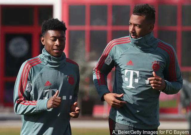 David Alaba (L) en Jerome Boateng van FC Bayern Muenchen praten tijdens een training bij de club' title='7 beste linksbacks in het wereldvoetbal