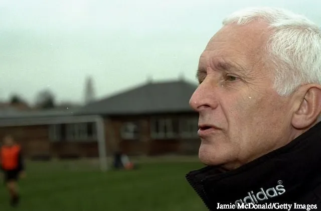 1998년 12월 1일: 영국 브렌트포드 훈련장에 있는 브렌트포드 회장 겸 매니저 론 노아데스. 필수 크레딧: Jamie McDonald' title='축구를 해본 적이 없는 감독 7인