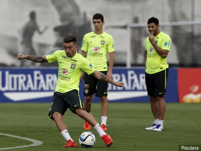 브라질 축구선수 루카스 리마(왼쪽) 오스카와 헐크(오른쪽)가 상파울루에서 훈련에 참석하고 있다.' title='유럽 ​​이외의 지역에서 활약하는 최고의 축구선수 7인