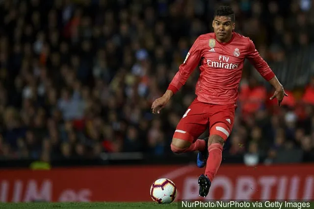 Casemiro van Real Madrid passeerde tijdens de La Liga-wedstrijd tussen Valencia CF en Real Madrid CF in Estadio Mestalla op 3 april 2019 in Valencia, Spanje.' title='7 beste verdedigende middenvelders in het wereldvoetbal