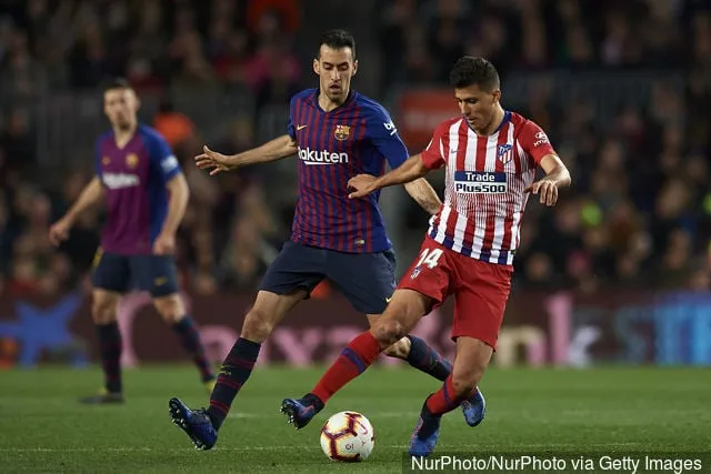Rodrigo Hernandez van Atletico Madrid en Sergio Busquets van Barcelona strijden om de bal tijdens de La Liga-wedstrijd tussen FC Barcelona en Club Atletico de Madrid in Camp Nou op april...' title='7 beste verdedigende middenvelders in het wereldvoetbal