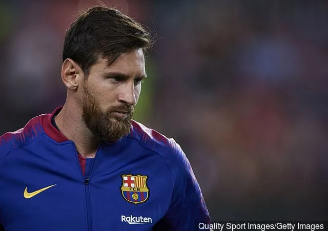 Lionel Messi aus Barcelona schaut vorher beim La Liga-Spiel zwischen dem FC Barcelona und Deportivo Alaves im Camp Nou am 18. August 2018 in Barcelona, ​​Spanien, zu.' title='7 Gründe, warum Lionel Messi der GOAT ist