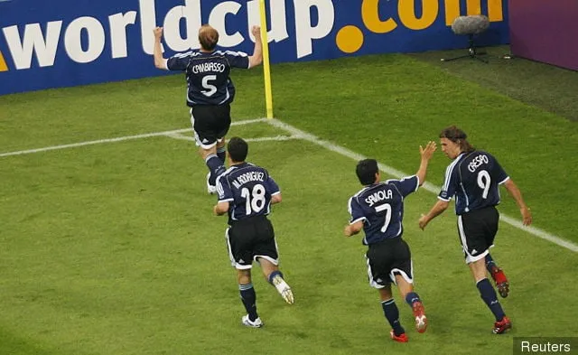 Esteban Cambiasso - L'Argentina festeggia il secondo gol contro la Serbia - 2006' title='In questo giorno – 2006 – l'Argentina batte la Serbia con stile – con un gol straordinario che cattura l'attenzione
