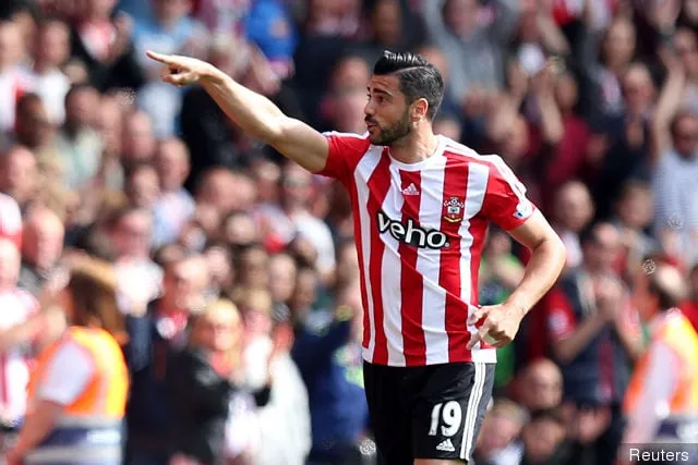 Graziano Pelle fejrer som gestus mod Kelvin Davis efter at have scoret det andet mål for Southampton' title='Southampton-fans reagerer nervøst på Twitter, da Graziano Pelle hjælper Italien med at dumpe Spanien ud af EM 2016