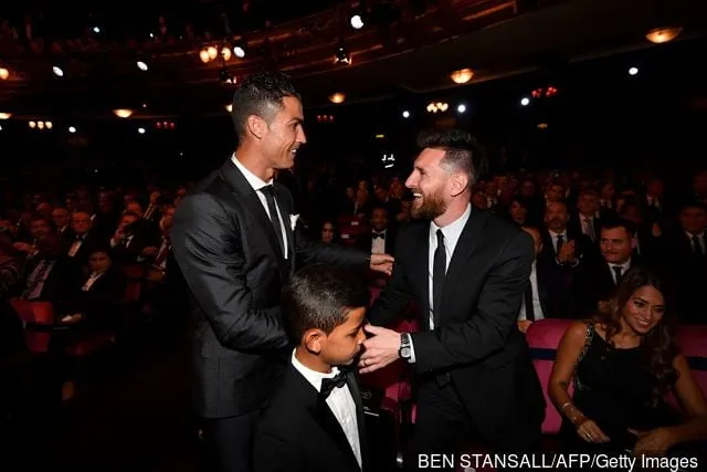 Genomineerden voor de beste FIFA-voetballer Barcelona en Argentinië-aanvaller Lionel Messi (R) en Real Madrid en Portugal-aanvaller Cristiano Ronaldo (L) praten met elkaar voordat ze plaatsnemen voor...' title='Messi of Ronaldo? Angel Di Maria van PSG doet zijn zegje