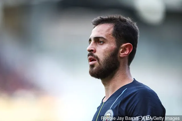 2019年4月28日、イギリス・バーンリーのターフ・ムーアで行われたプレミアリーグのバーンリーFC対マンチェスター・シティ戦中のマンチェスター・シティのベルナルド・シウバ。' title='世界サッカー界のベストセントラル/攻撃的ミッドフィールダー7人