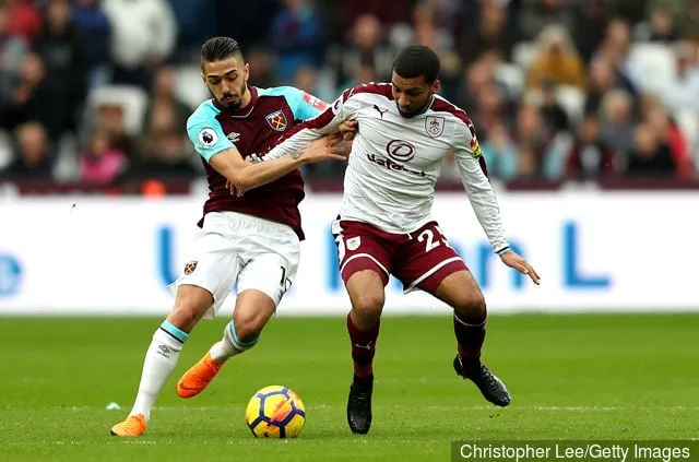 Aaron Lennon de Burnley est défié par Manuel Lanzini de West Ham United lors du match de Premier League entre West Ham United et Burnley au London Stadium le 10 mars 2018 à Londres...' title='Voici ce que Lionel Messi a dit à ses coéquipiers de Barcelone à propos de Manuel Lanzini de West Ham
