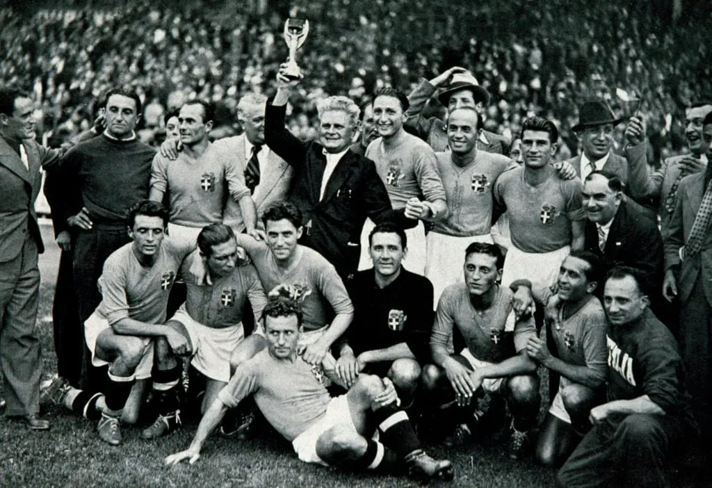Világbajnokság 1938. Döntő. Párizs Franciaország. 1938. június 19. Olaszország 4–Magyarország 2. Az olasz csapat és a stáb a Jules Rimet trófeával ünnepel, miután sorozatban második alkalommal megnyerte a világbajnokságot.' title='Olaszország hányszor nem jutott ki a világbajnokságra