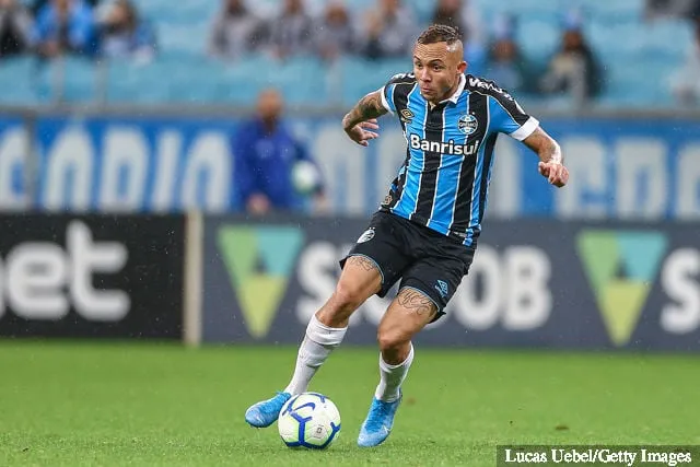 Everton fra Gremio driver ballen under kampen mellom Gremio og Corinthians som en del av Brasileirao Series A 2019 på Arena do Gremio 5. oktober 2019 i Porto Alegre Brasil.' title='Hvorfor Arsenal angivelig avbrøt overgangen til Everton Soares; advarsel til Spurs