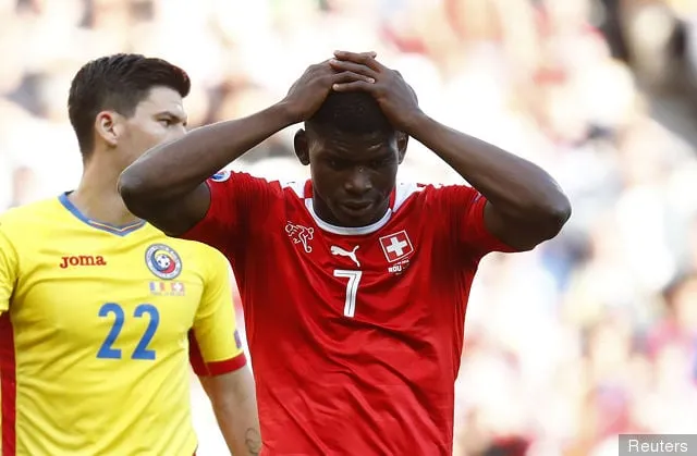 Bilder: Granit Xhaka blir sittende fast for Sveits