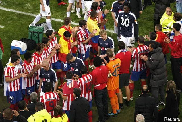 Az Atletico Madrid játékosai megtapsolják a Fulham-játékosokat, miközben hamarosan átveszik a vesztesérmeiket' title='Hol vannak most? A Fulham XI a 2010-es Európa Liga döntőjéből