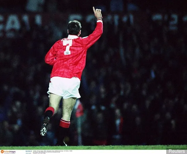 Eric Cantona - Man United visto desde atrás mientras celebra el gol' title='El mejor once de todos los tiempos dirigido por Sir Alex Ferguson