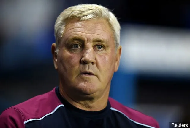 Aston Villas manager Steve Bruce' title='Dwight Yorke delar med sig av vad han säger till Steve Bruce efter att han blivit Aston Villa-chef