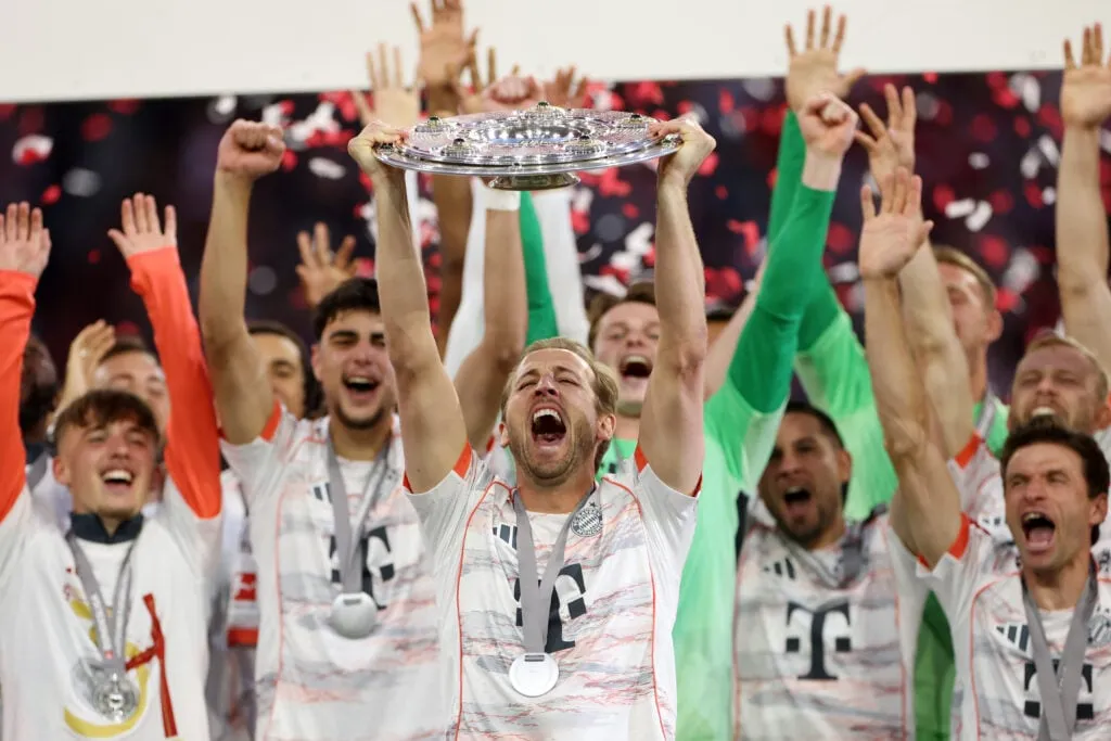 Den tidligere Tottenham-spissen Harry Kane deler 'spesiell' beskjed etter å ha løftet Bundesliga-tittelen