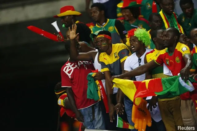 Los aficionados de Camerún celebran después del partido.' title='La mejor plantilla de todos los tiempos de la selección nacional de Camerún