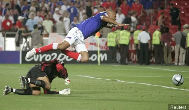 Thierry Henry fälldes av David James Euro 2004' title='Englands Golden Generation XI: Var är de nu?