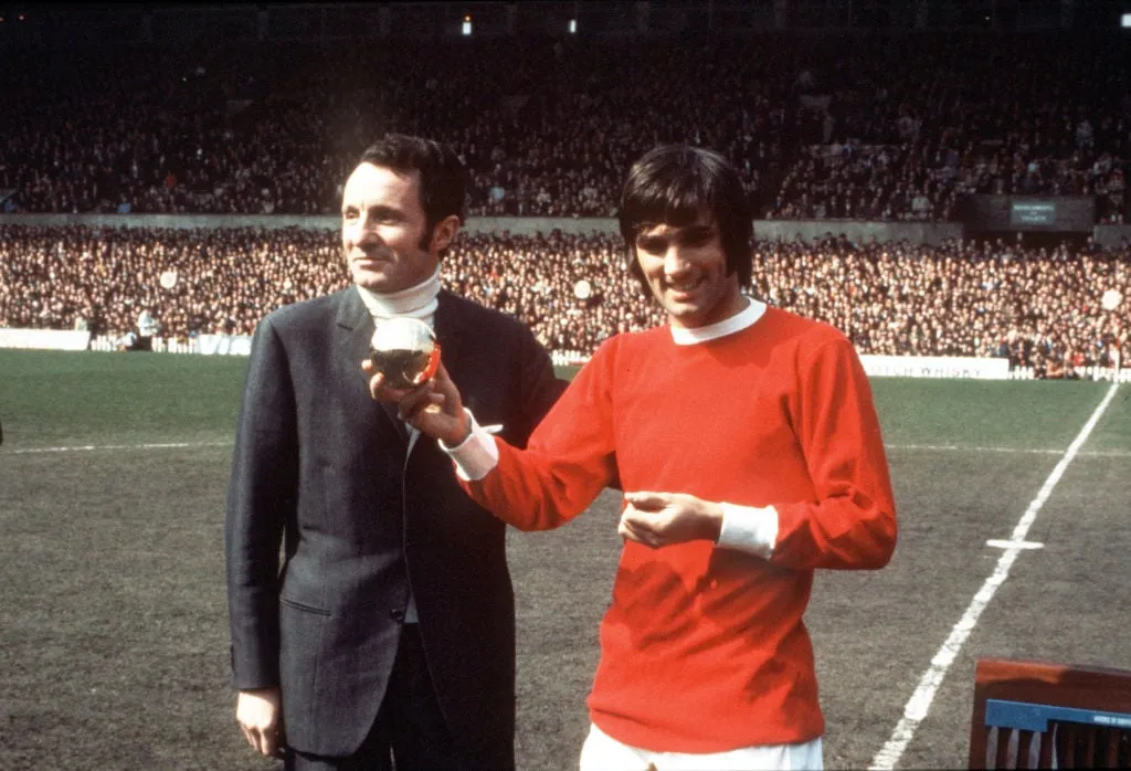 Voetbal. Manchester United-ster George Best ontvangt zijn prijs voor Europese Speler van het Jaar op Old Trafford 1968.' title='Spelers die voor Fulham en Manchester United hebben gespeeld te midden van Andreas Pereira-links