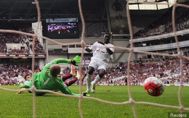 Bafetimbi Gomis marque le quatrième but pour Swansea City' title='Rapport : Bafetimbi Gomis quittera Swansea City pour Galatasaray demain