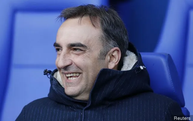 シェフィールド・ウェンズデー監督 カルロス・カルバルハル' title='シェフィールド・ウェンズデイの監督カルロス・カルバルハル、ゴールキーパーが新契約にサインしたケイレン・ウェストウッドを称賛