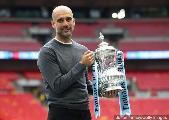 Josep Guardiola, manager de Manchester City, s'arrête pour une photo avec le trophée après la victoire lors du match final de la FA Cup entre Manchester City et Watford au stade de Wembley en mai...' title='7 meilleurs managers du football mondial