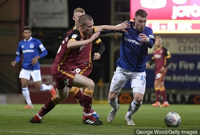 Josh Bowler di Everton viene affrontato da Thomas Isherwood di Bradford City durante la partita del Checkatrade Trophy tra Bradford City ed Everton U21' title='I fan di Bradford City su Twitter suggeriscono che il processista dei Rangers Thomas Isherwood sta fallendo
