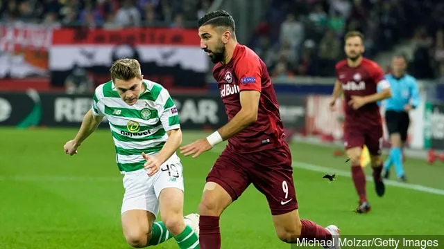 Celtic Glasgow'n James Forrest ja Salzburgin Munas Dabbur UEFA:n Eurooppa-liigan B-lohkon ottelussa FC Salzburgin ja Celtic Glasgow'n välillä Red Bull Arenalla 4. lokakuuta 2018...' title='Entinen Celtic-pelaaja väittää, että James Forrest on yksi maailman parhaista