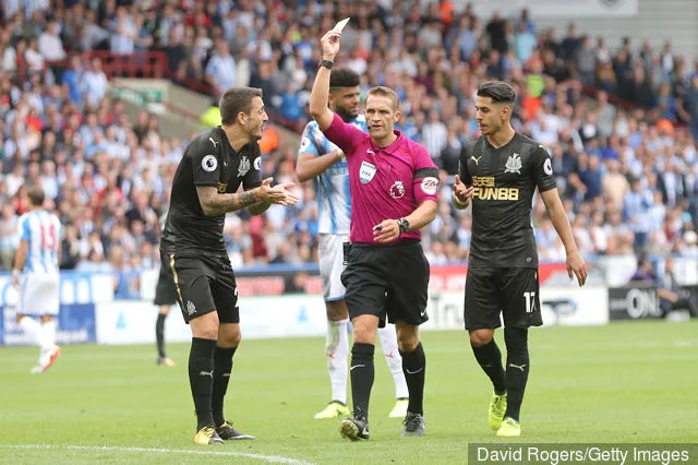 ニューカッスル・ユナイテッドのホセル（左）は、ジョン・スミスで行われたプレミアリーグのハダースフィールド・タウン対ニューカッスル・ユナイテッドの試合中に、主審のクレイグ・ポーソンからイエローカードを提示された。' title='ジャマール・ラッセルズがニューカッスル・ユナイテッドのチームメイト、ホセルを擁護