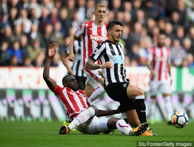 2017年9月16日、セント・ジェームス・パークで行われたプレミアリーグのニューカッスル・ユナイテッド対ストーク・シティ戦で、ストークのディフェンダー、ブルーノ・マルティンス・インディ（左）がニューカッスルのホセルに挑戦する。' title='ジャマール・ラッセルズがニューカッスル・ユナイテッドのチームメイト、ホセルを擁護