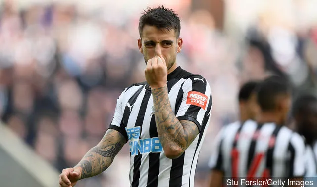 Джамал Ласэлс абараняе таварыша па камандзе 'Ньюкасл Юнайтэд' Хаселу