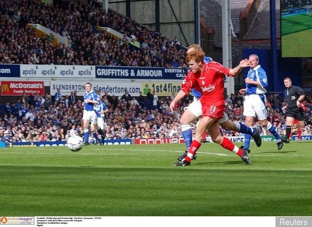 2001년 에버튼을 상대로 한 존 아르네 리세의 득점' title='존 아르네 리세(John Arne Riise)가 축구계에서 은퇴합니다: 사진으로 보는 리버풀 최고의 순간 9가지