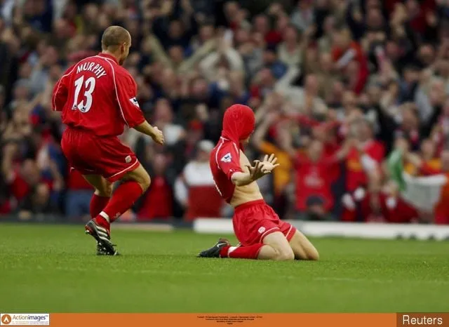 존 아르네 리세(John Arne Riise)가 맨체스터 유나이티드(Manchester United)를 상대로 득점을 축하하고 있다.' title='존 아르네 리세(John Arne Riise)가 축구계에서 은퇴합니다: 사진으로 보는 리버풀 최고의 순간 9가지