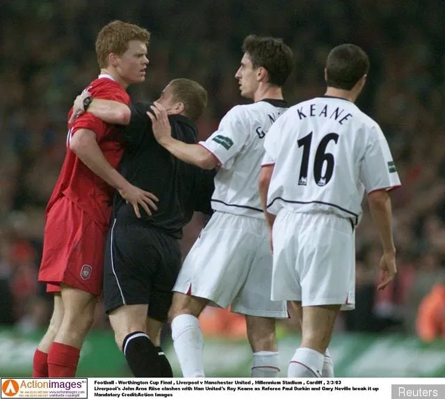 2003년 리그컵 결승전에서 리세와 네빌이 맞붙었다' title='존 아르네 리세(John Arne Riise)가 축구계에서 은퇴합니다: 사진으로 보는 리버풀 최고의 순간 9가지