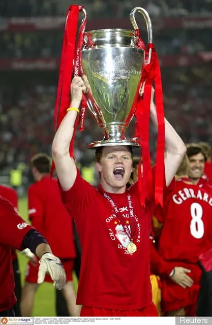 존 아르네 리세 - 리버풀이 트로피를 들고 챔피언스리그 우승을 축하했습니다.' title='존 아르네 리세(John Arne Riise)가 축구계에서 은퇴합니다: 사진으로 보는 리버풀 최고의 순간 9가지
