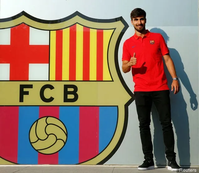 Fotbollsspelaren Andre Gomes poserar bredvid en FC Barcelona' title='Barcelona 2016-17 säsongen förhandsvisning: ny styrka på djupet nyckeln till framgång