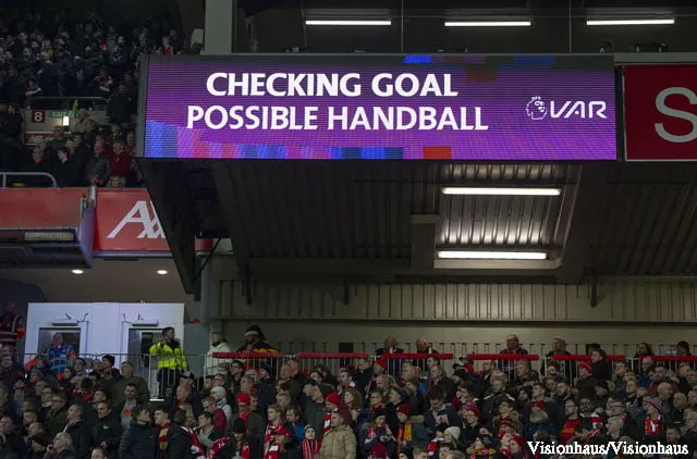 Conor Coady hyller det 'utrolige' Virgil van Dijk, men kritiserer VAR etter Liverpool-drama