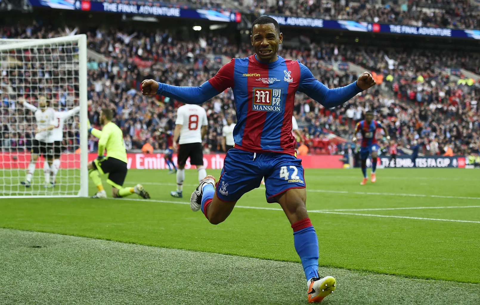 Jason Puncheon feirer etter å ha scoret det første målet for Crystal Palace' title='Topp 10 spillere med flest sjanser skapt i Premier League