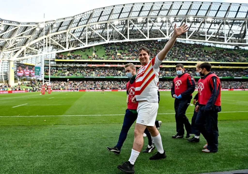 다니엘 자비스는 누구입니까? 귀뚜라미 사건 이후 Jarvo69로 알려진 장난꾼이 다시 공격을 가했습니다.