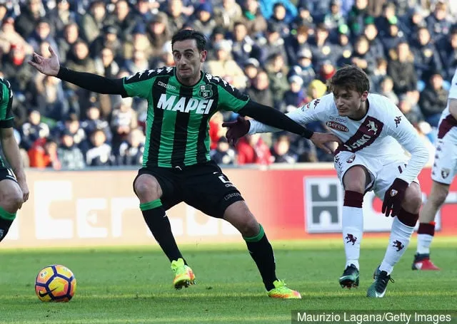 Alberto Aquilani (V) fra Sassuolo konkurrerer om ballen med Adem Ljajic fra Torino under Serie A-kampen mellom US Sassuolo og FC Torino på Mapei Stadium - Citta' title='Alberto Aquilani sier han vil støtte Roma mot Liverpool