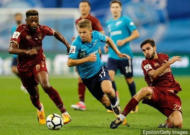 알렉스 송(Alex Song)은 임금 문제로 루빈 카잔(Rubin Kazan)의 퇴출을 준비하고 있습니다. 모예스는 무료로 그와 재계약하는 것을 고려해야 할까요?