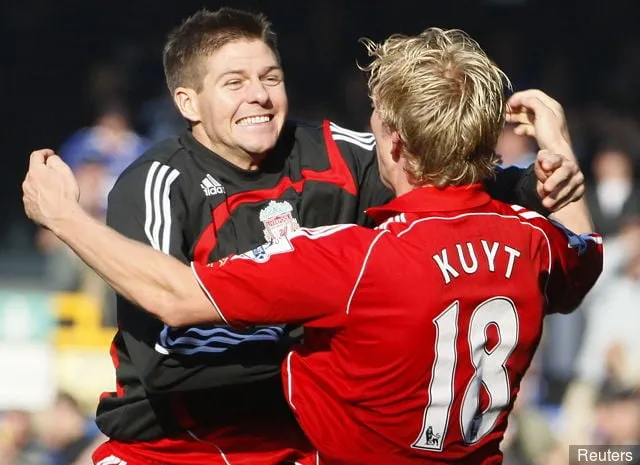 Gerrard ja Kuyt juhlivat voitettuaan 2-1 Evertonista 2007' title='Dirk Kuyt kutsuu Liverpoolin legendaa parhaaksi pelaajaksi, jonka kanssa hän on pelannut