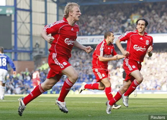 Dirk Kuyt juhlii maalintekoa Everton 2007 -kilpailussa' title='Dirk Kuyt kutsuu Liverpoolin legendaa parhaaksi pelaajaksi, jonka kanssa hän on pelannut