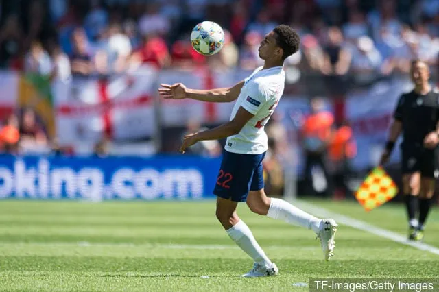 Jamie Carragher vergelijkt Trent Alexander-Arnold van Liverpool met David Beckham