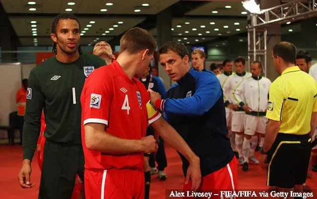 Steven Gerrard (au centre) d'Angleterre a son brassard de capitaine ajusté par Stephen Warnock (à droite) d'Angleterre lors du match du groupe C de la Coupe du Monde de la FIFA, Afrique du Sud 2010 entre la Slovénie et l'Angleterre à...' title='Stephen Warnock explique ce que Gerrard lui a dit à propos de Curtis Jones de Liverpool