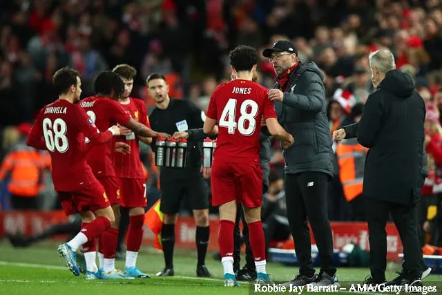 Curtis Jones de Liverpool célèbre après avoir marqué un but pour faire 1-0 avec Jurgen Klopp l'entraîneur-chef' title='Stephen Warnock explique ce que Gerrard lui a dit à propos de Curtis Jones de Liverpool