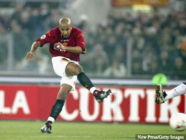 2004年2月8日、イタリア・ローマのスタディオ・オリンピコで行われたセリエAのローマ対ユベントスの試合で、オリヴィエ・ダクールがゴールを決めた。' title='オリヴィエ・ダクールがリーズ後のキャリアを後悔している理由