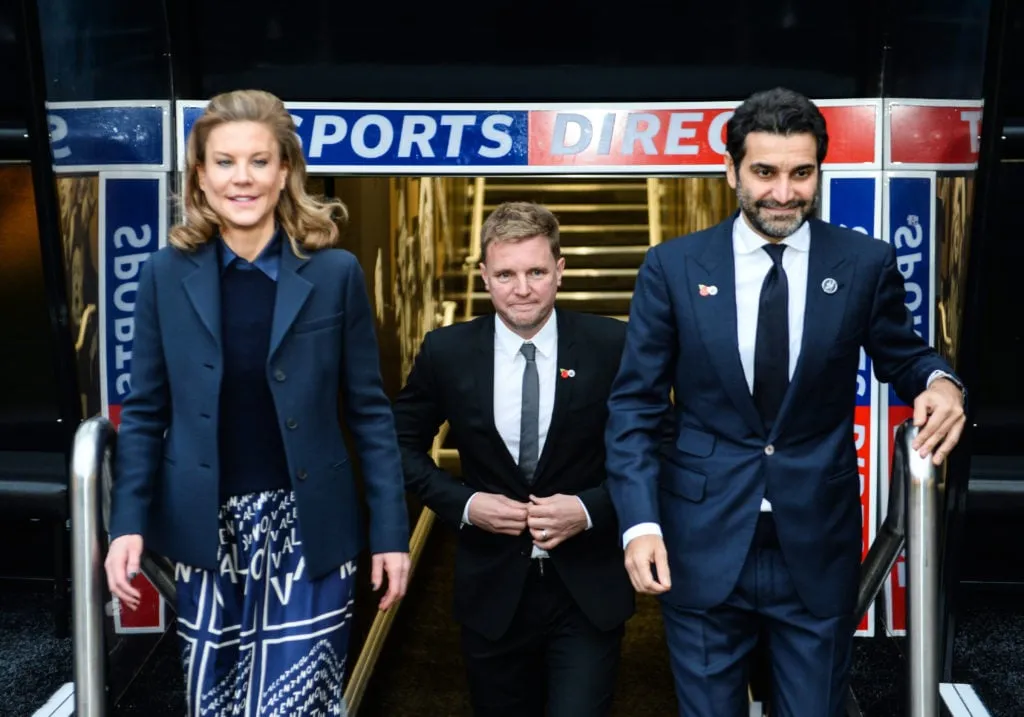 NEWCASTLE UPON TYNE ENGLAND – NOVEMBER 10: A Newcastle United vezetőedzője, Eddie Howe kisétál az alagútból a PCP Capital Partners vezérigazgatójával, Amanda Staveley-vel (L) és Mehrdad Ghodoussival (R) az első sajtókonferenciáján, a Tyne-ben, a Newcast2-ben, november 2-án. (Fotó: Serena Taylor/Newcastle United a Getty Images-en keresztül)' title='„Vicces lenne”: üzletember azt mondja, „hangosan nevetne”, ha a Newcastle kiesne