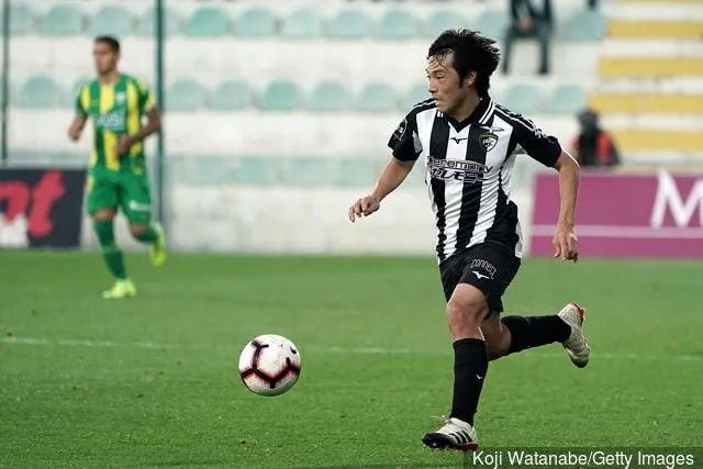 Shoya Nakajima van Portimonense SC kijkt toe tijdens de Liga NOS-wedstrijd tussen Portimonense SC en CD Tondela in Estadio Municipal de Portimao op 2 december 2018 in Portimao, Portugal.' title='Diogo Jota moet mogelijk van positie veranderen als Shoya Nakajima zich bij Wolves voegt