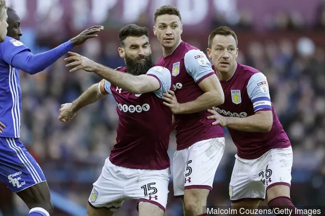Mile Jedinak James Chester ja John Terry Aston Villasta valmistautuvat kulmapotkuun Sky Bet Championship -ottelussa Aston Villan ja Birmingham Cityn välillä Villa Parkissa 11. helmikuuta...' title='Richard O’Kelly ylistää Aston Villan John Terryä ja hänen siirtymistään valmentajaksi